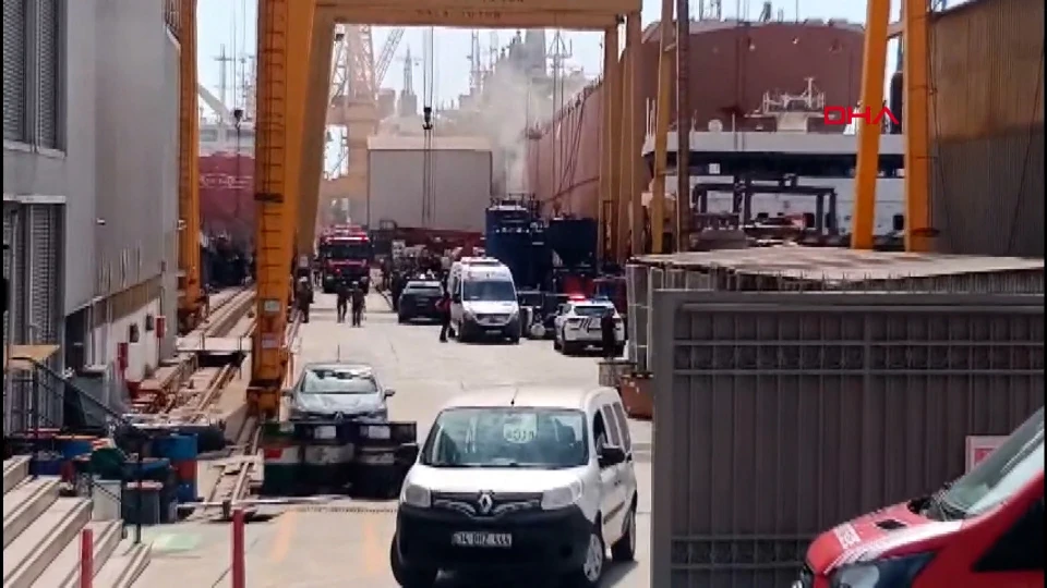 Gemi Yangını Paniğe Neden Oldu: İtfaiye Seferber Oldu
