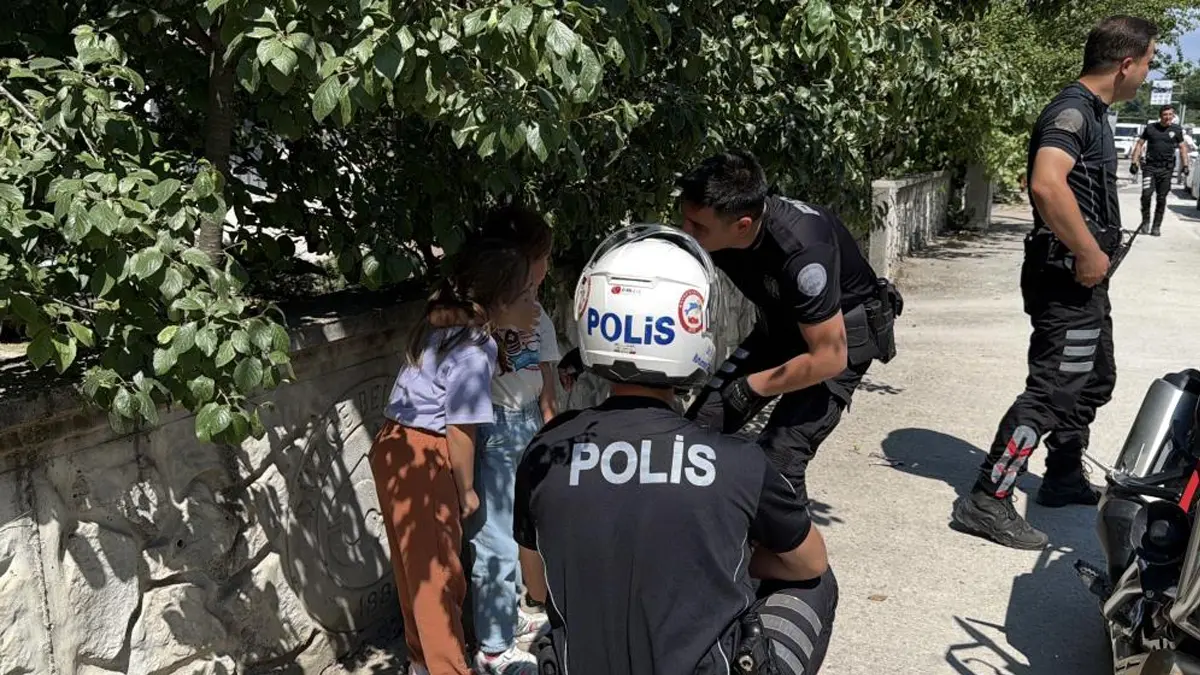 Polis şefkati korkan çocukları sakinleştirdi... Tatbikatta duygusal anlar