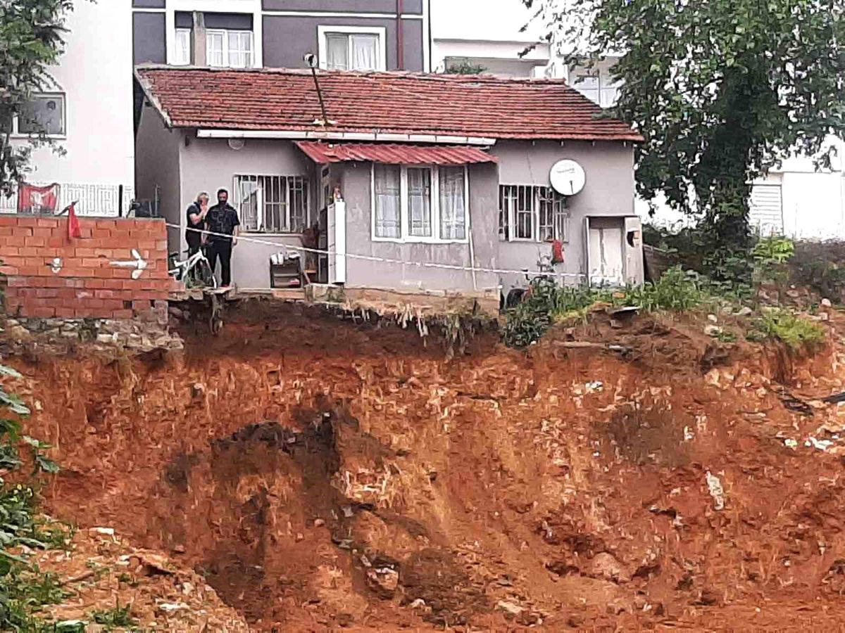 Bilecik'te bir ev toprak kayması ihtimaline karşı tahliye edildi