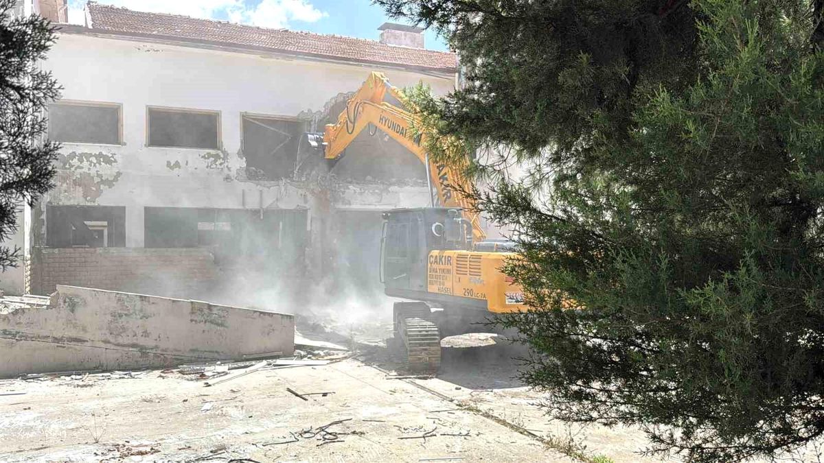Menteşe'de 72 yıldır hizmet veren bina yıkılıyor
