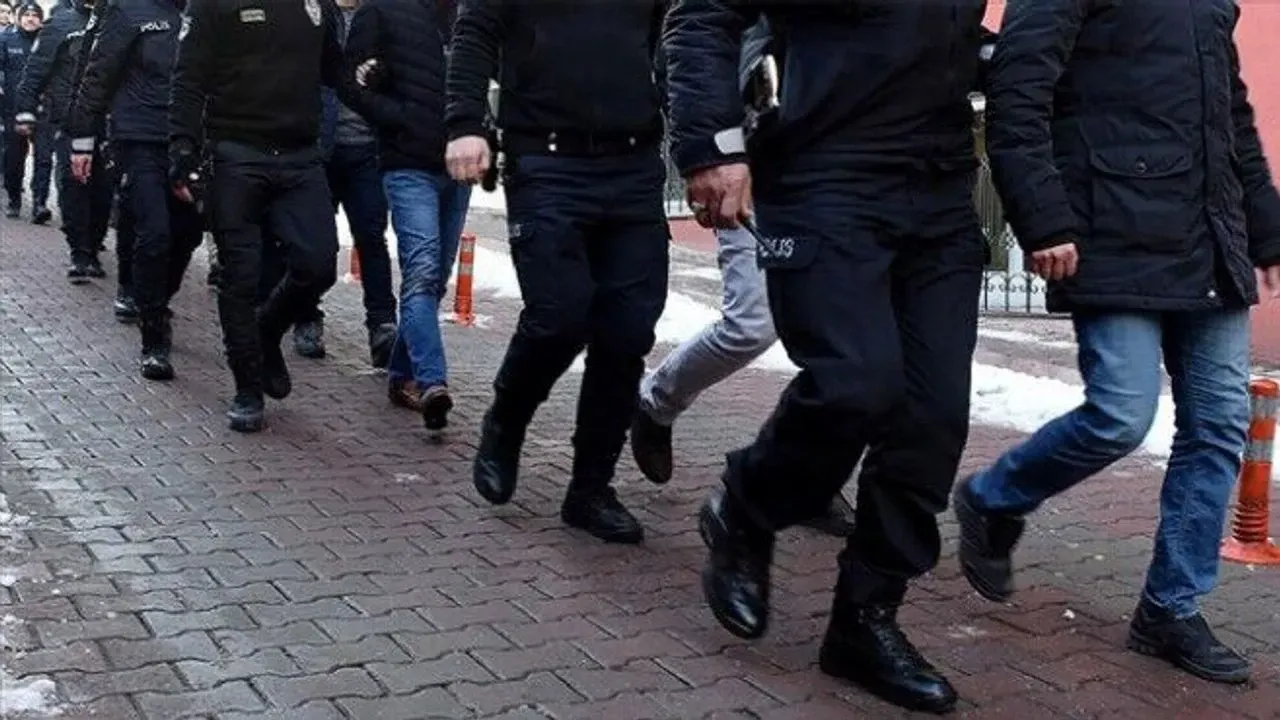 Bayraklı'da zehir deposuna baskın: 3 tutuklama