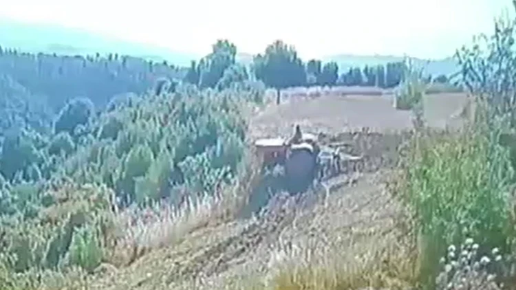Manisa’da feci olay kamerada! 4 çocuk babası devrilen traktörünün altında öldü