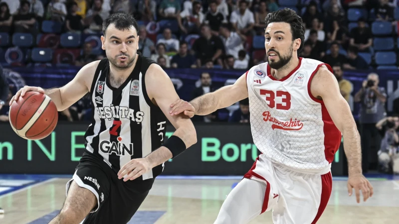 Bahçeşehir'de İsmet Akpınar imzayı attı