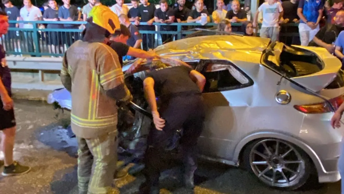 İzmir Yolu Acemler istikametinde feci kaza! Otomobil bariyerlere çarpıp böyle takla attı..