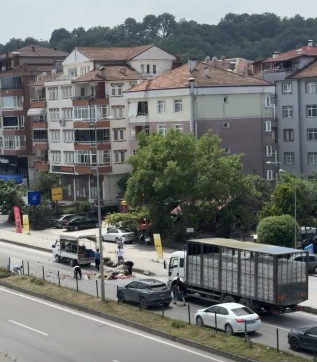 Kamyonetin kasasından yola saçılan meyve ve sebzeler, diğer sürücülerin yardımıyla toplandı