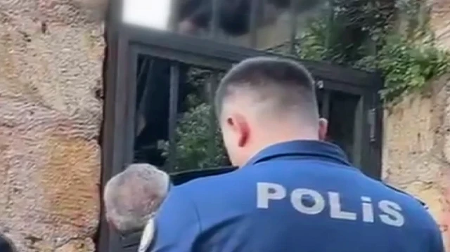 Bursa'da intihar için surlara çıkan 18 yaşındaki gence polisten hayat kurtaran müdahale