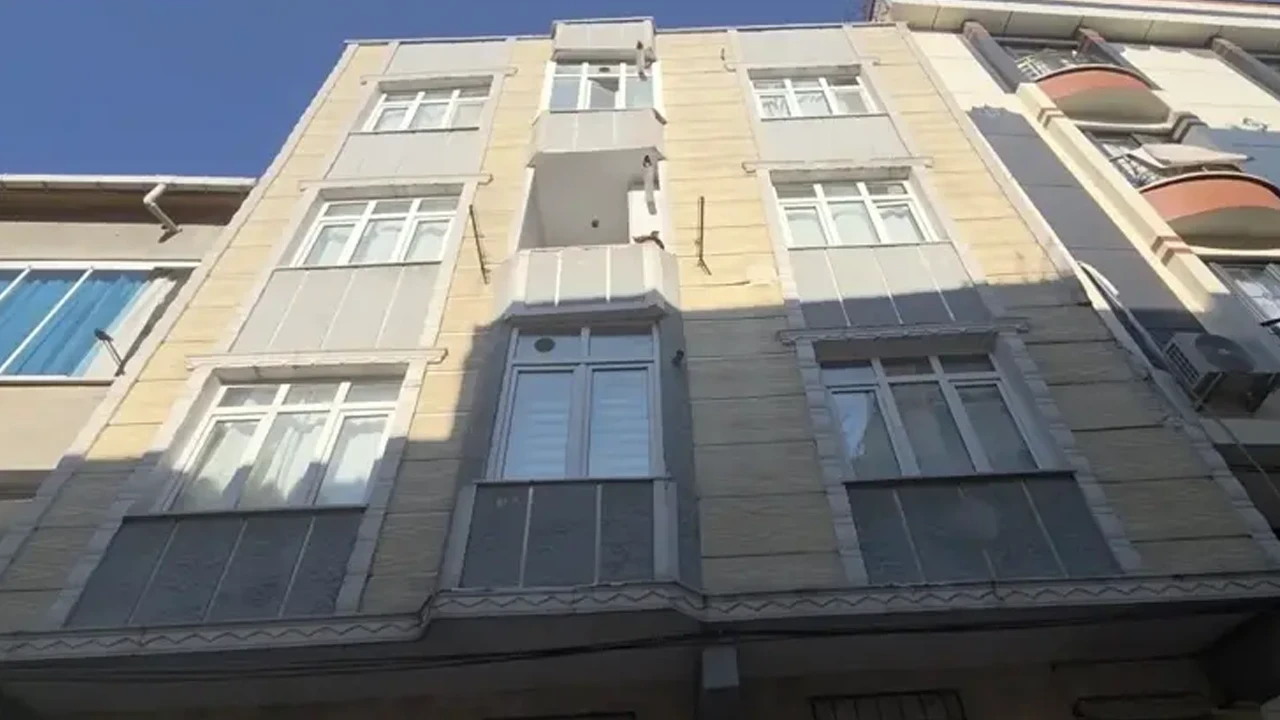 Sultangazi'de Çökme Alarmı: 3 Katlı Bina Tahliye Edildi