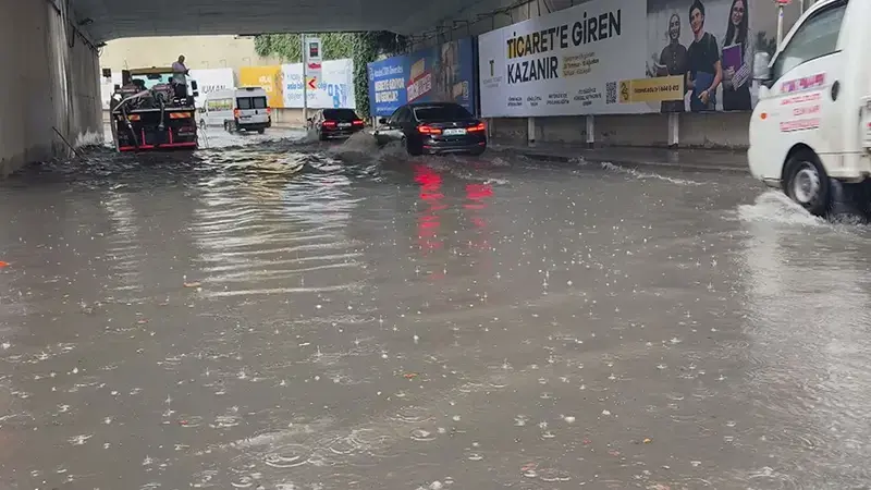 İstanbul'da sağanak; Zincirlikuyu'da alt geçit su içinde kaldı