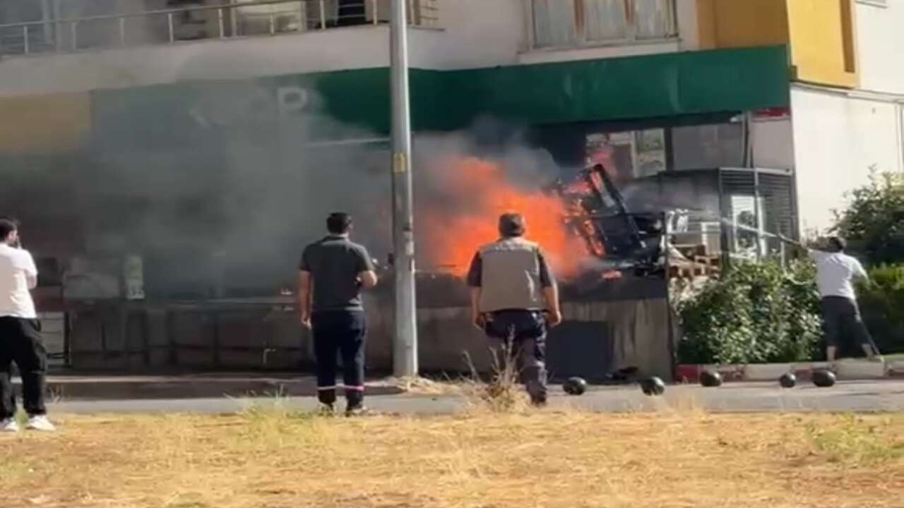 Siirt’te atık malzemelerde yangın! Alev alev yandı: İşte o anlar