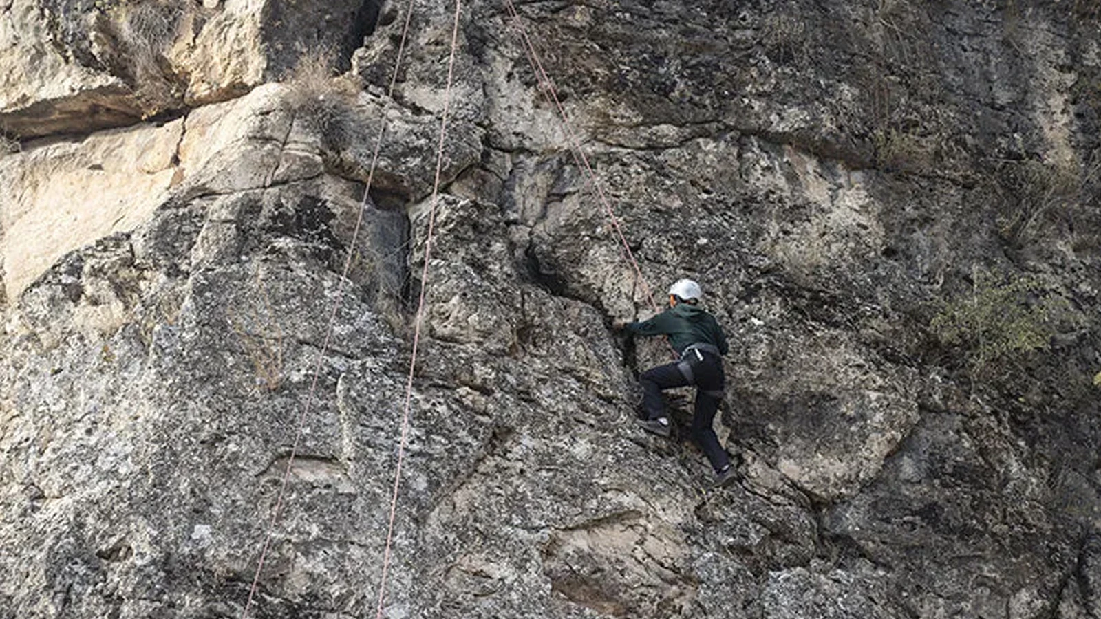 Pakistan'da zirve tırmanışı yaparken düşen dağcı hayatını kaybetti