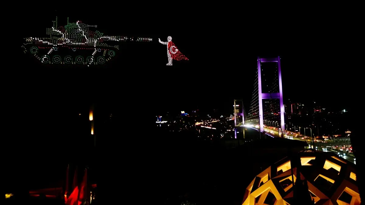 15 Temmuz Şehitler Köprüsü'nde nefes kesen gösteri: Gökyüzü binlerce dronla aydınlandı
