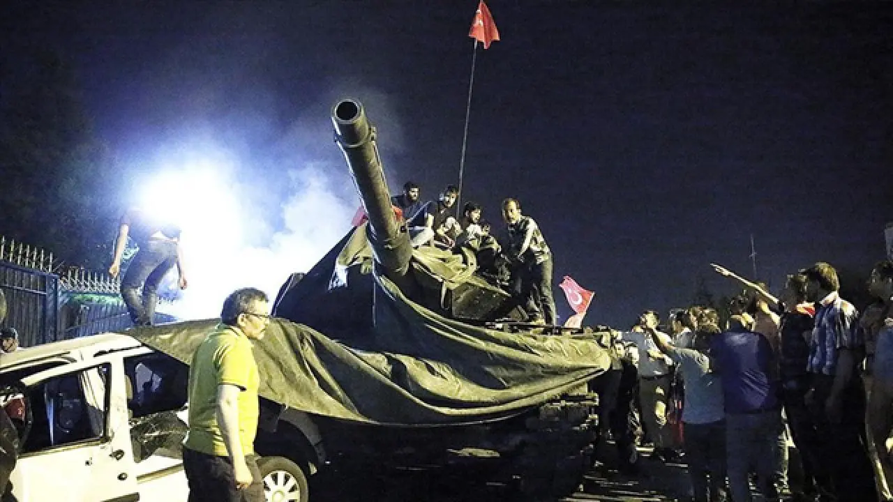 15 Temmuz gecesi İstanbul'da destan yazıldı: Darbecilere karşı millet ve polis omuz omuza direndi