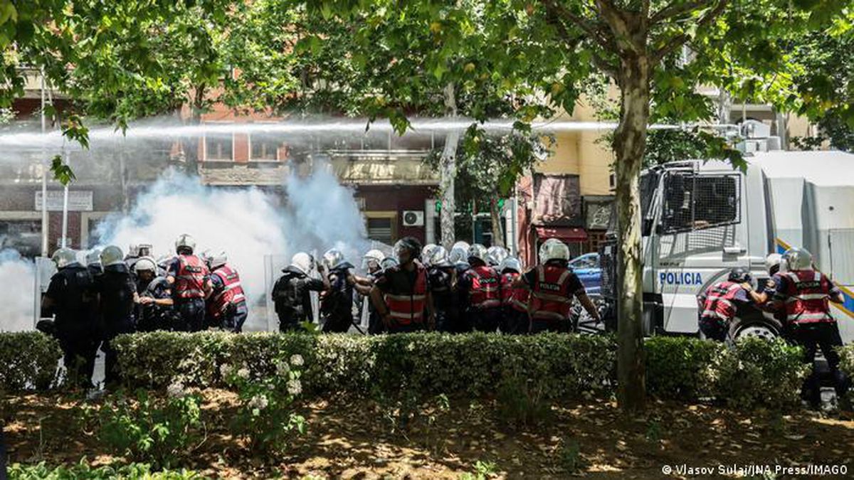 Arnavutluk'ta Flamingo Devrimi: 12 polis yaralandı