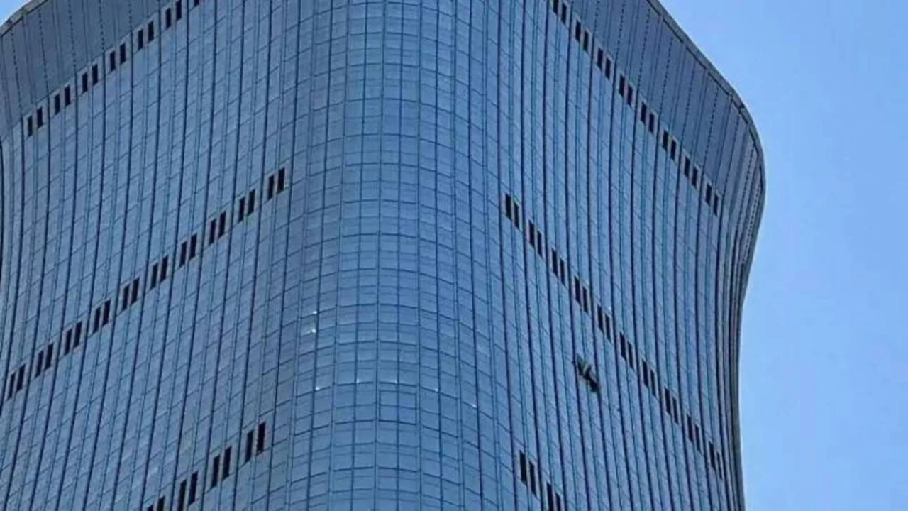 Pekin'de gizemli bir uçak 109 katlı gökdelene çarptı ama, Çin sessiz