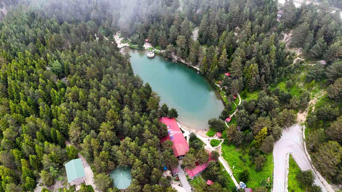 Limni Gölü'nde sıcaktan kaçanlar mont giyiyor