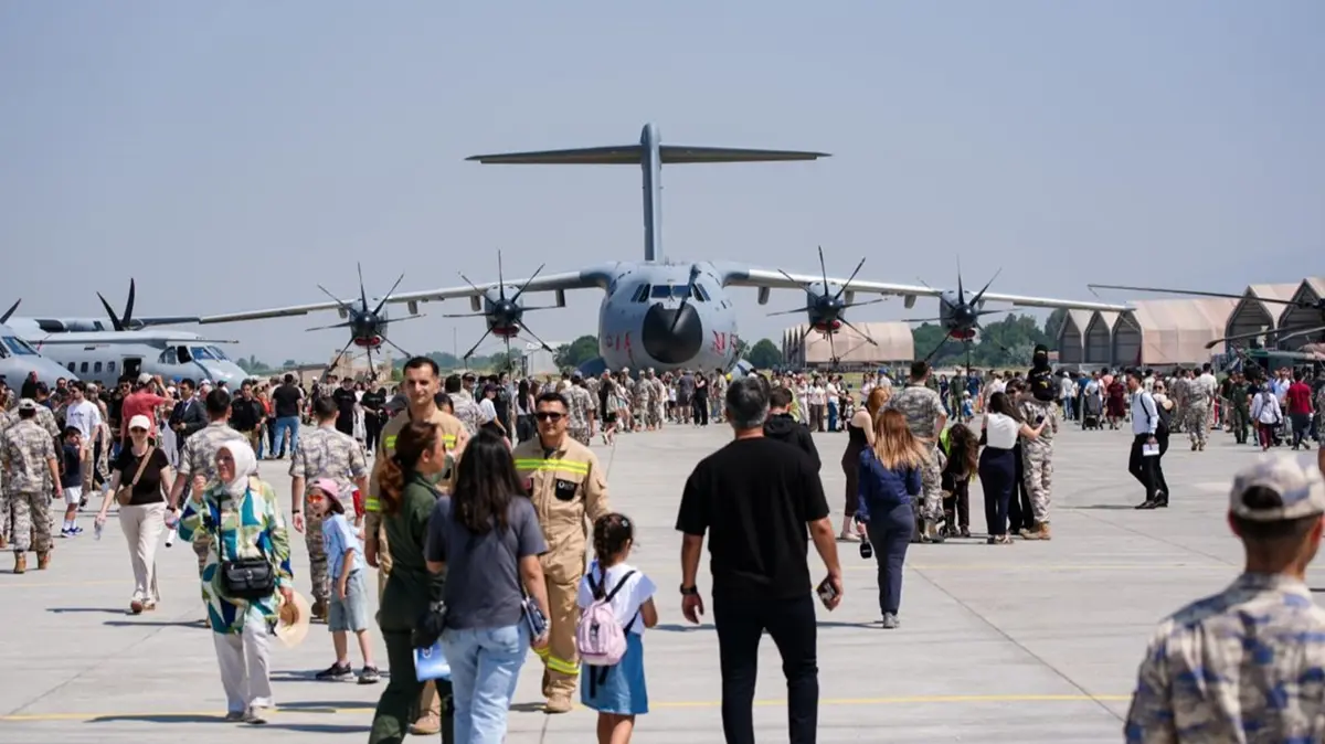 Gençlerin ufkunu açan festival başladı! Türk ordusunun gücü İzmir'de sergileniyor