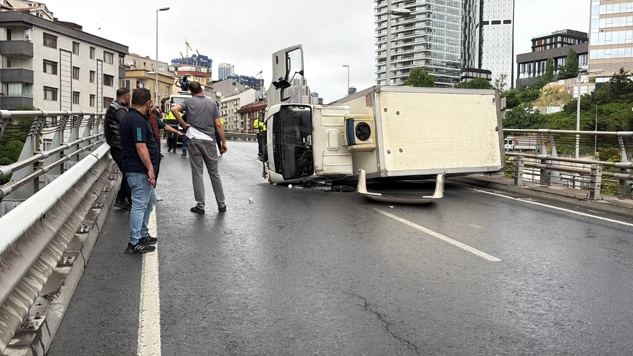 Bomonti Tünel çıkışında kamyonet devrildi: Yol trafiğe kapandı