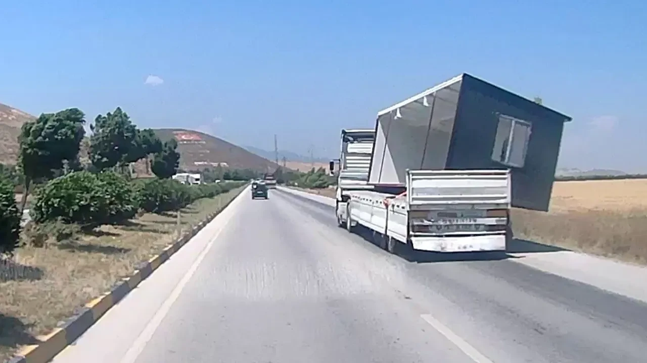 Fırtına konteyneri böyle uçurdu! Hatay'daki tehlikeli anlar kamerada
