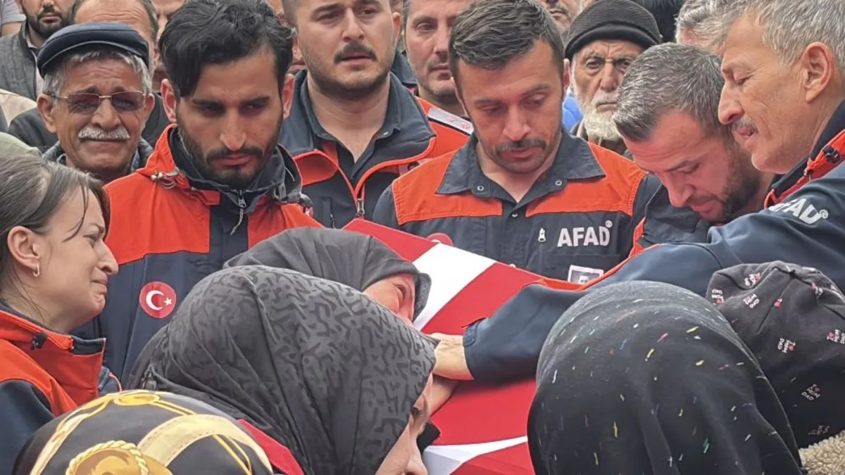 AFAD personeline acı veda! Gözyaşları sel oldu: Eşi tabutuna son kez sarıldı, cenaze namazını acılı baba kıldırdı