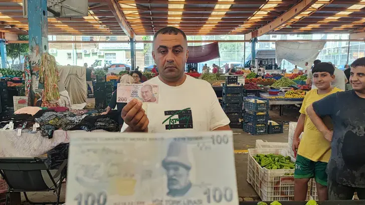 Adana'da gizemli aşk mesajı! Paraların üzerindeki yazı herkesi şaşırttı: Şimdi Ömer ile Özge'yi arıyor