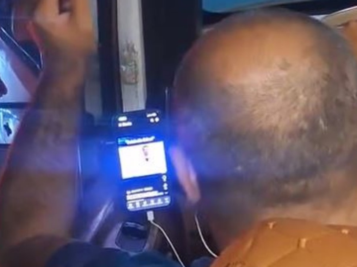 İstanbul'da minibüs şoförünün seyir halindeyken video izlediği anlar kamerada