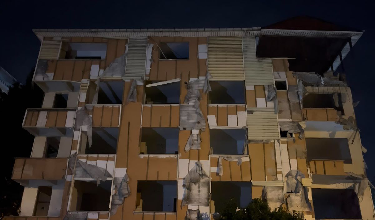 Kartal'da tahliye edilen 5 katlı binanın balkonları ve duvarı çöktü