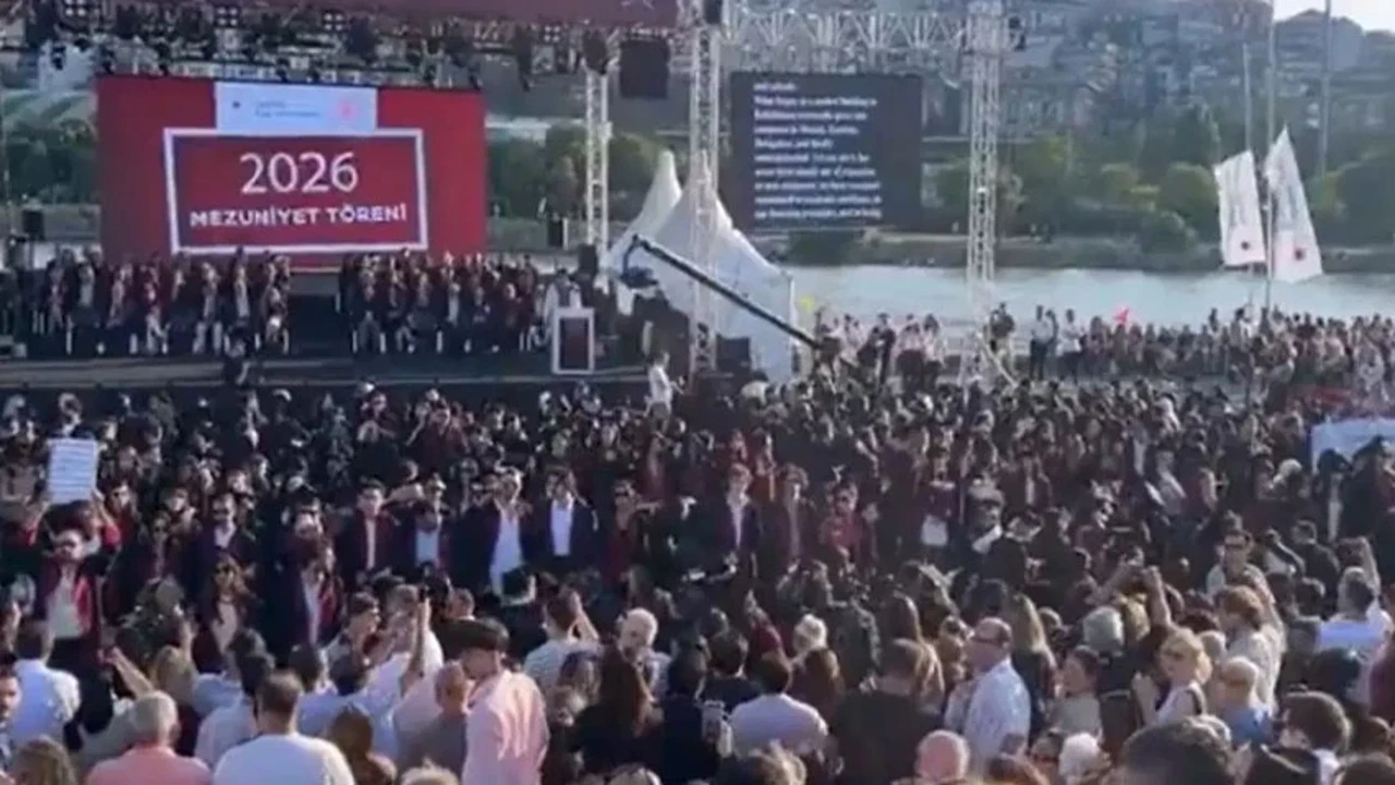 Kayyum rektörü sırt dönerek protesto ettiler