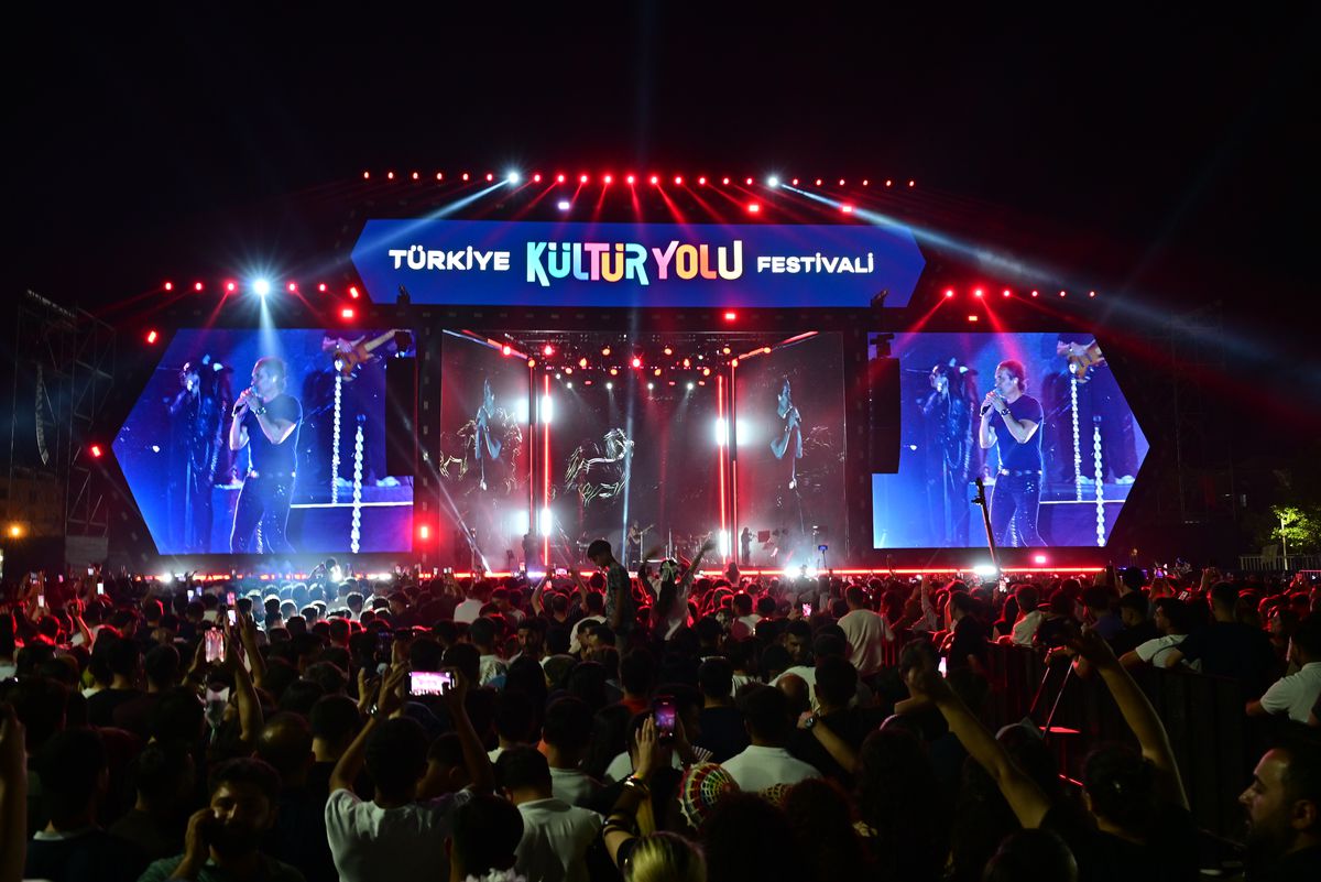 Kıraç, 'Türkiye Kültür Yolu Festivali' kapsamında Van'da konser verdi