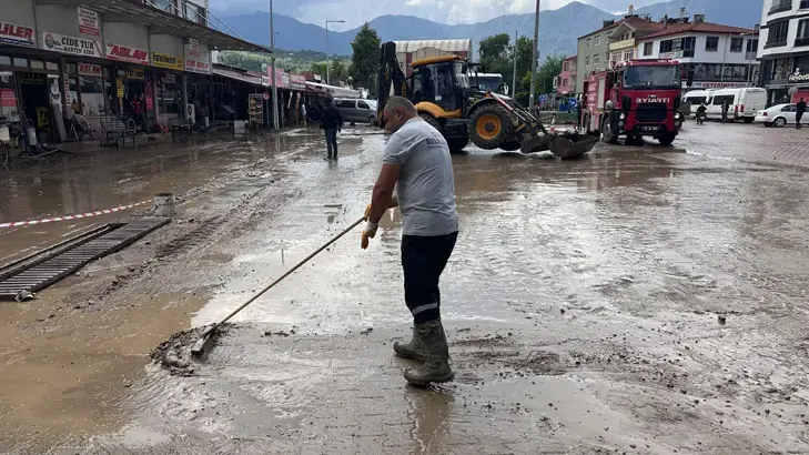 Kastamonu'da geceyi sel vurdu! 150'den fazla bina su altında kaldı