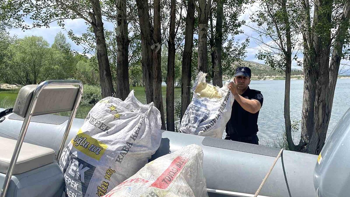 Dalgıç polislerden çevreye örnek davranış