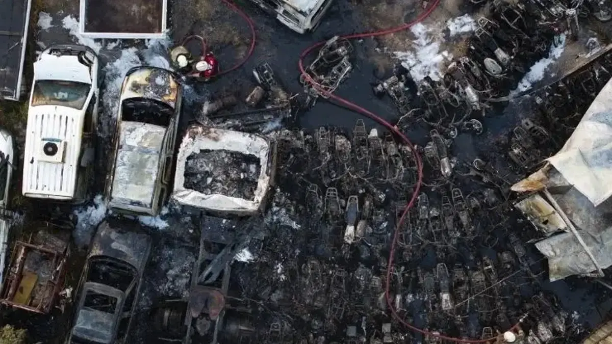 İzmir'de otopark yangını! 62 araç zarar gördü