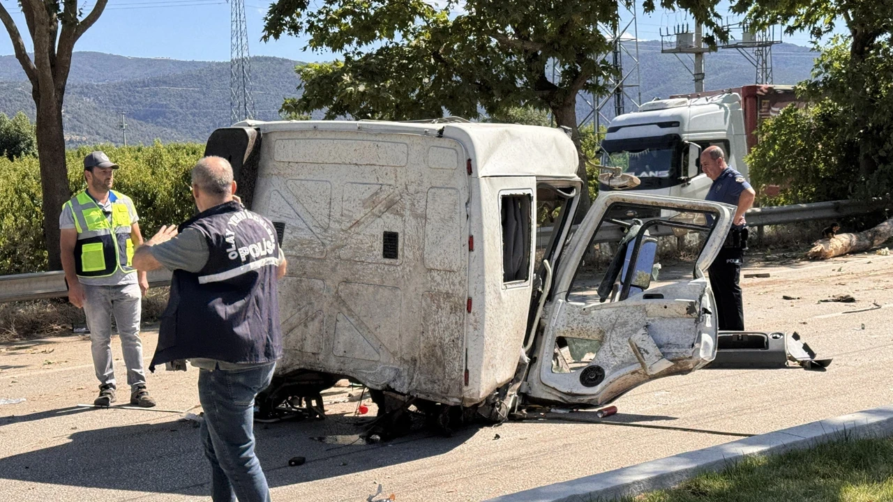 Bursa’da zincirleme kaza: Kamyonun çarptığı araçlar savruldu, 3 yaralı