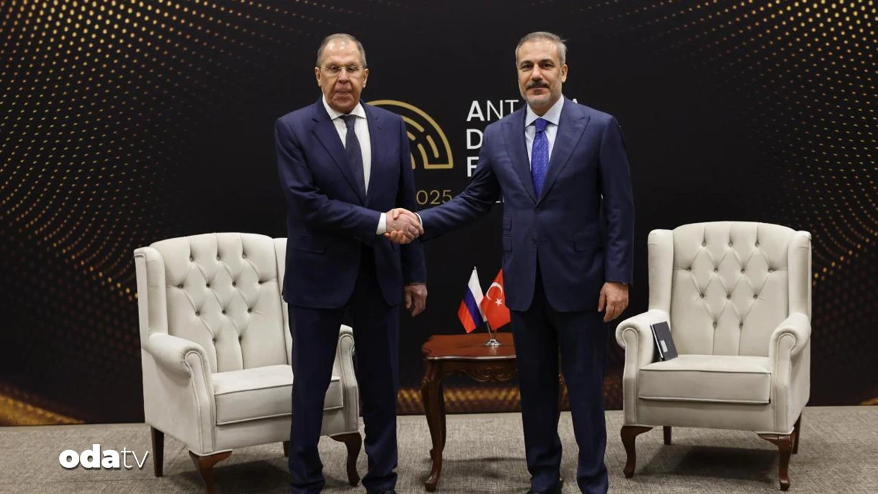Fidan Rusya'ya gidiyor... İki başkent iki farklı metin... Odatv karşılaştırdı... Putin bilmecesi