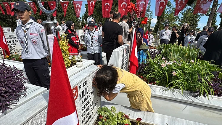 Hiç görmediği şehit dayısının mezar taşındaki fotoğrafını öptü