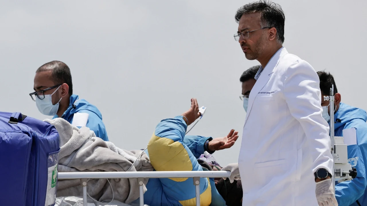 Everest’te bir hafta yiyeceksiz ve oksijensiz kalan rehber sağ kurtarıldı