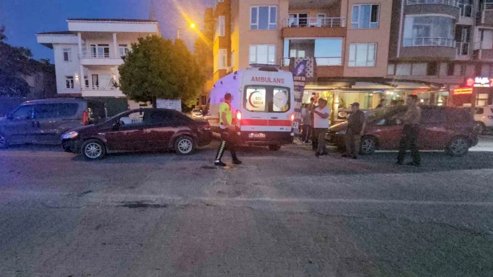 Cide Sahil Yolu'nda can pazarı! Otomobille çarpışan motosikletli metrelerce savruldu!