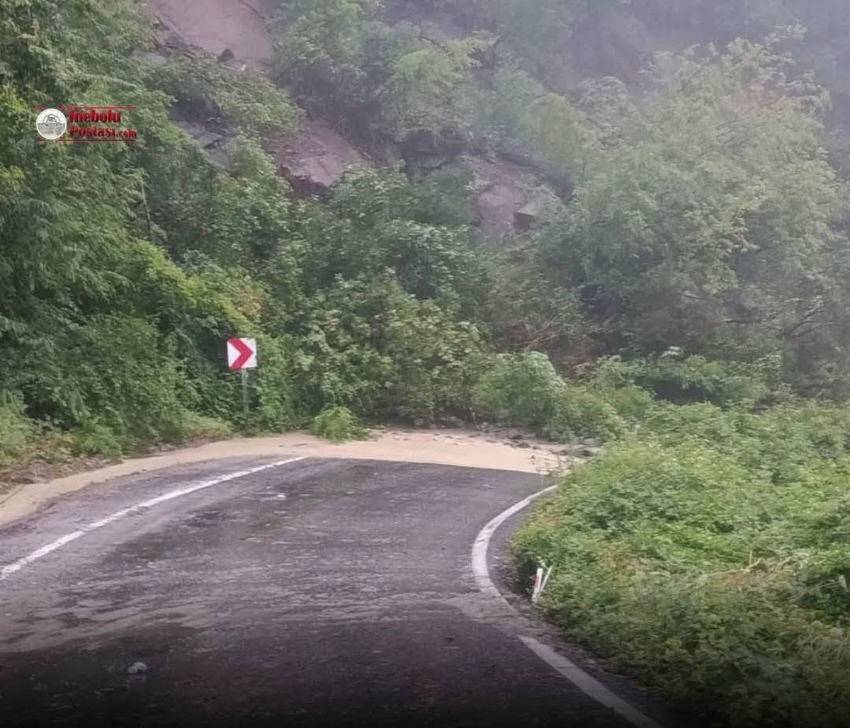 Kastamonu'da heyelanla kapanan yol yeniden açıldı