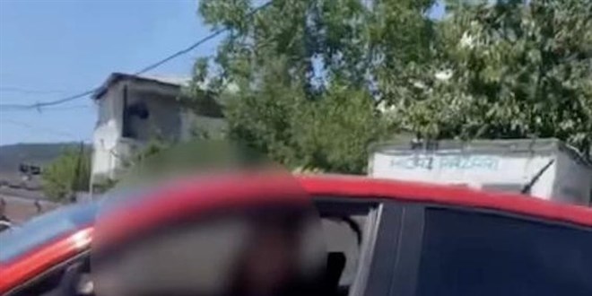 Ters yönden gelen kadın sürücü hakaretler savurdu