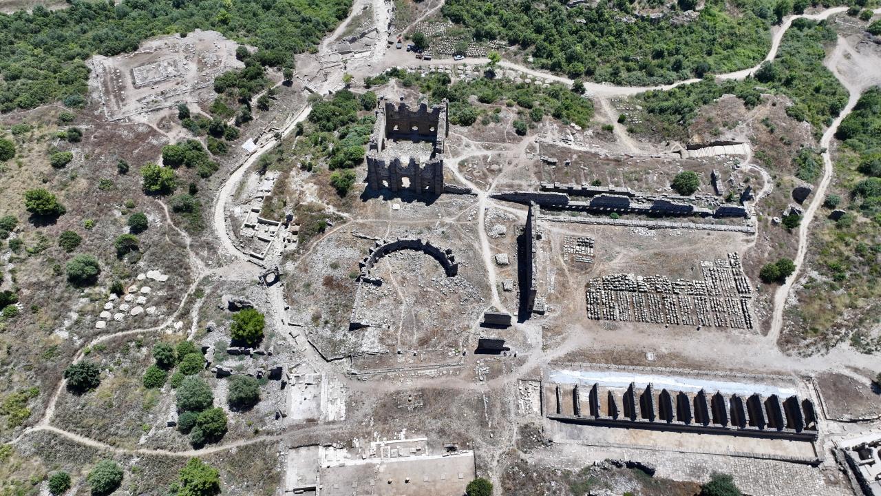 Aspendos'un 2 bin yıllık "tiyatro caddesi" gün yüzüne çıkarıldı