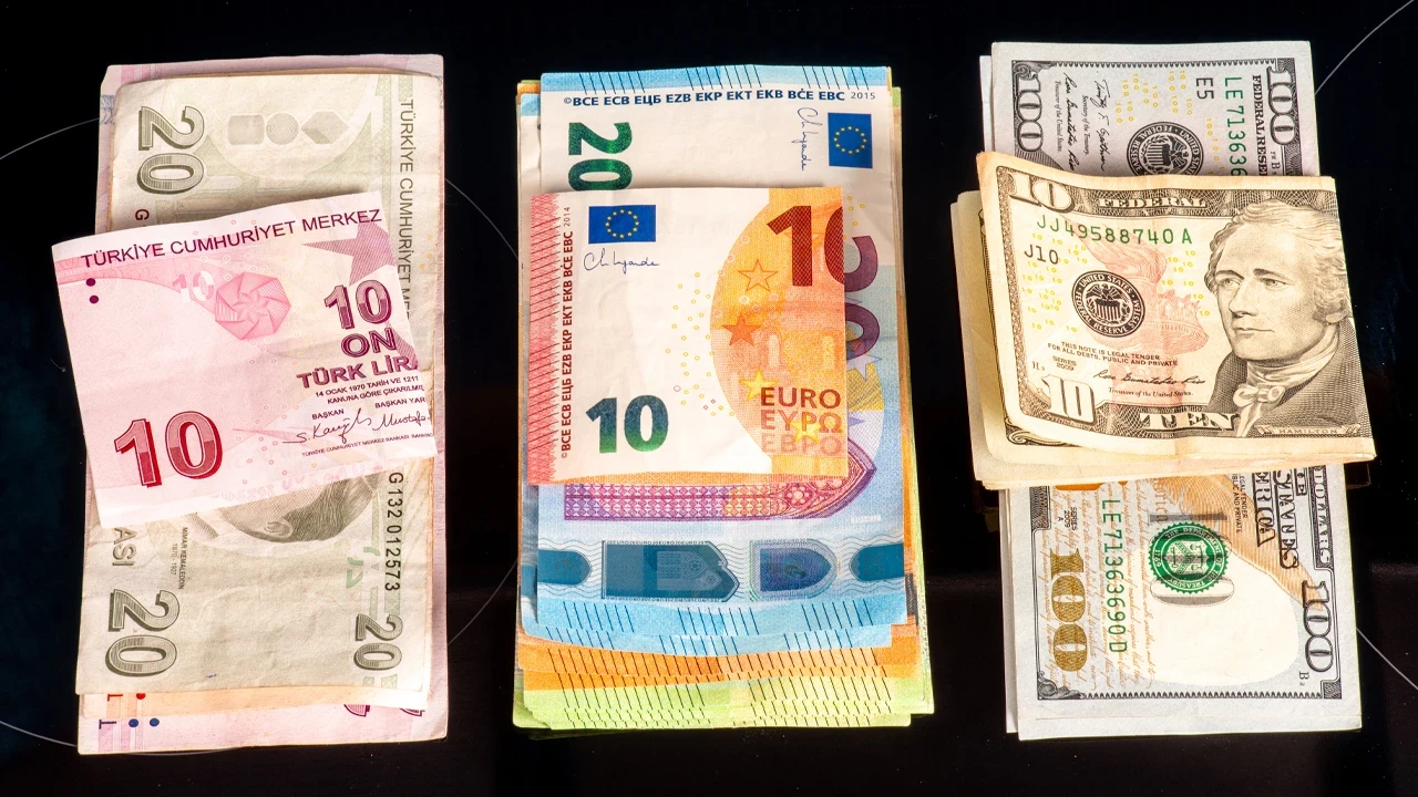 Dövizde Yön Değişti, Dolar Yükselirken Euro Geriledi