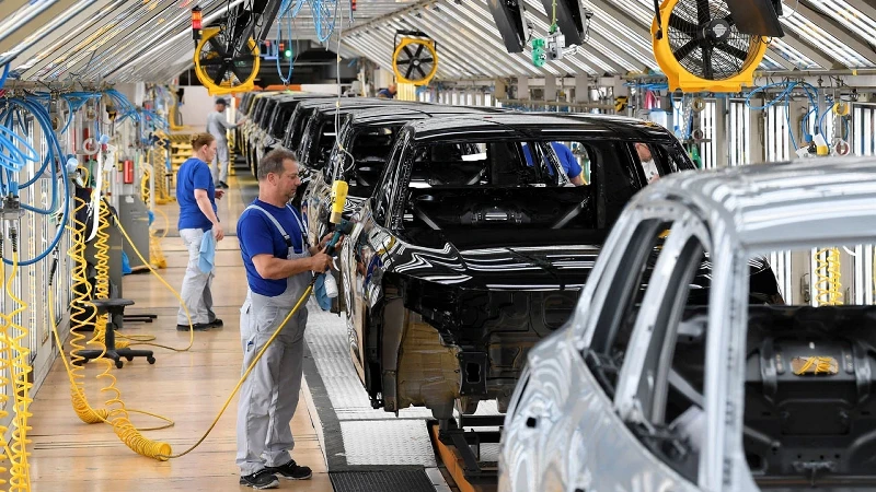 Volkswagen'de daralma sinyali: Fabrika üretimi azaltıyor