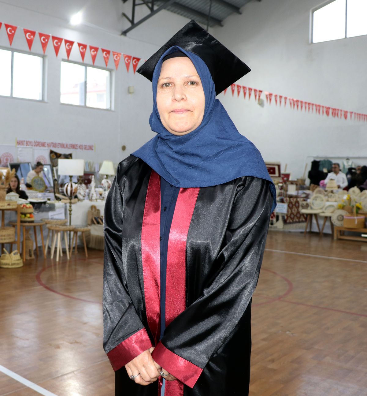 56 yaşında lise diploması alıp kep attı; hedefi üniversite