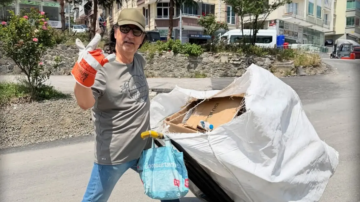 Şarkıcı Çelik sokak sokak gezip kağıt atık topladı!