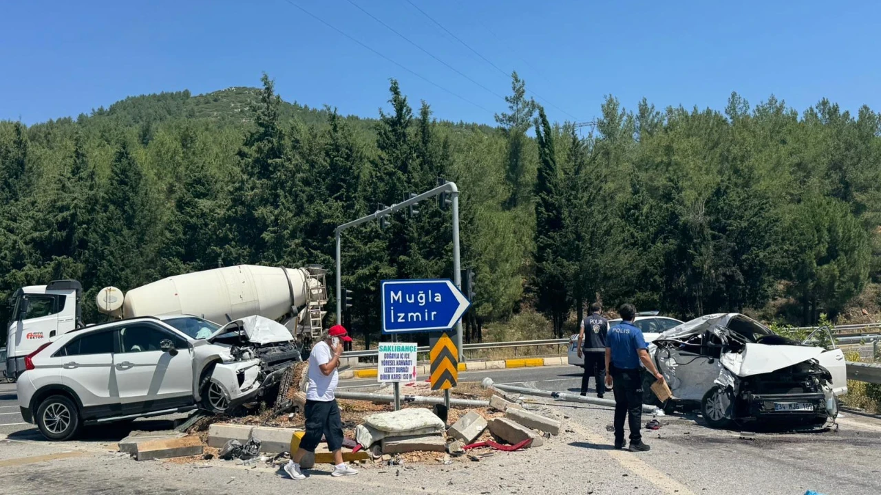 Muğla'da feci kaza...İki otomobil birbirine girdi, 1'i ağır 4 yaralı