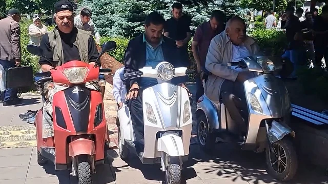 Ezber bozan namaz kamerada: Cuma namazında akülü bisikletle saf tuttular