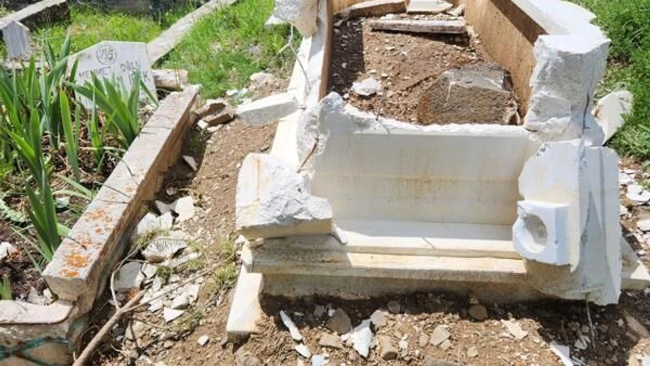 Bolu Gerede'de kimliği belirsiz kişiler iki mezarı tahrip etti
