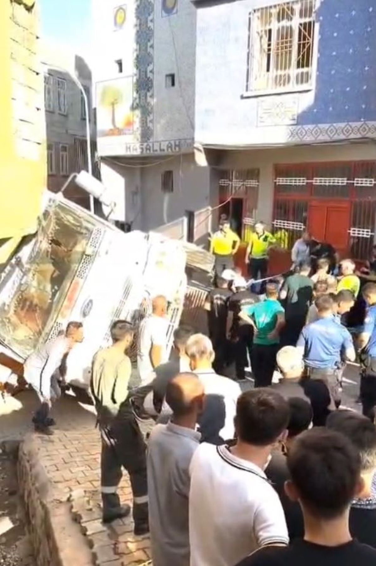 Freni boşalan kamyonun altında kalan kız çocuğu öldü