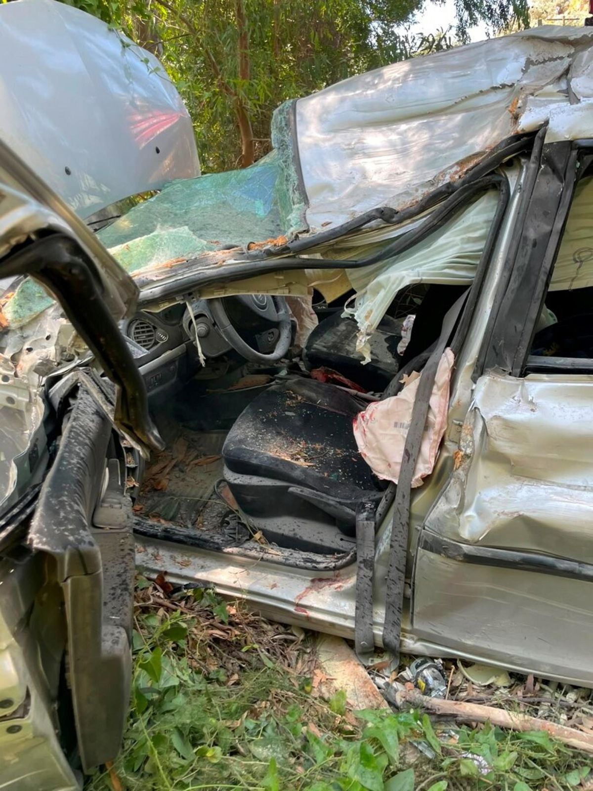 Ağaca çarpan otomobilin sürücüsü eski savcı öldü, eşi yaralandı