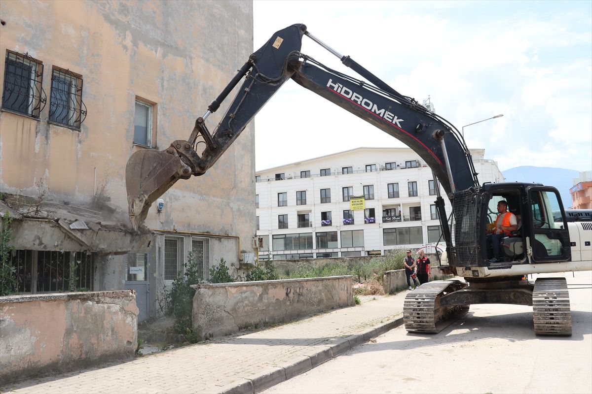 Gürsu Kent Meydanı projesi kapsamında bina yıkımı gerçekleştirildi