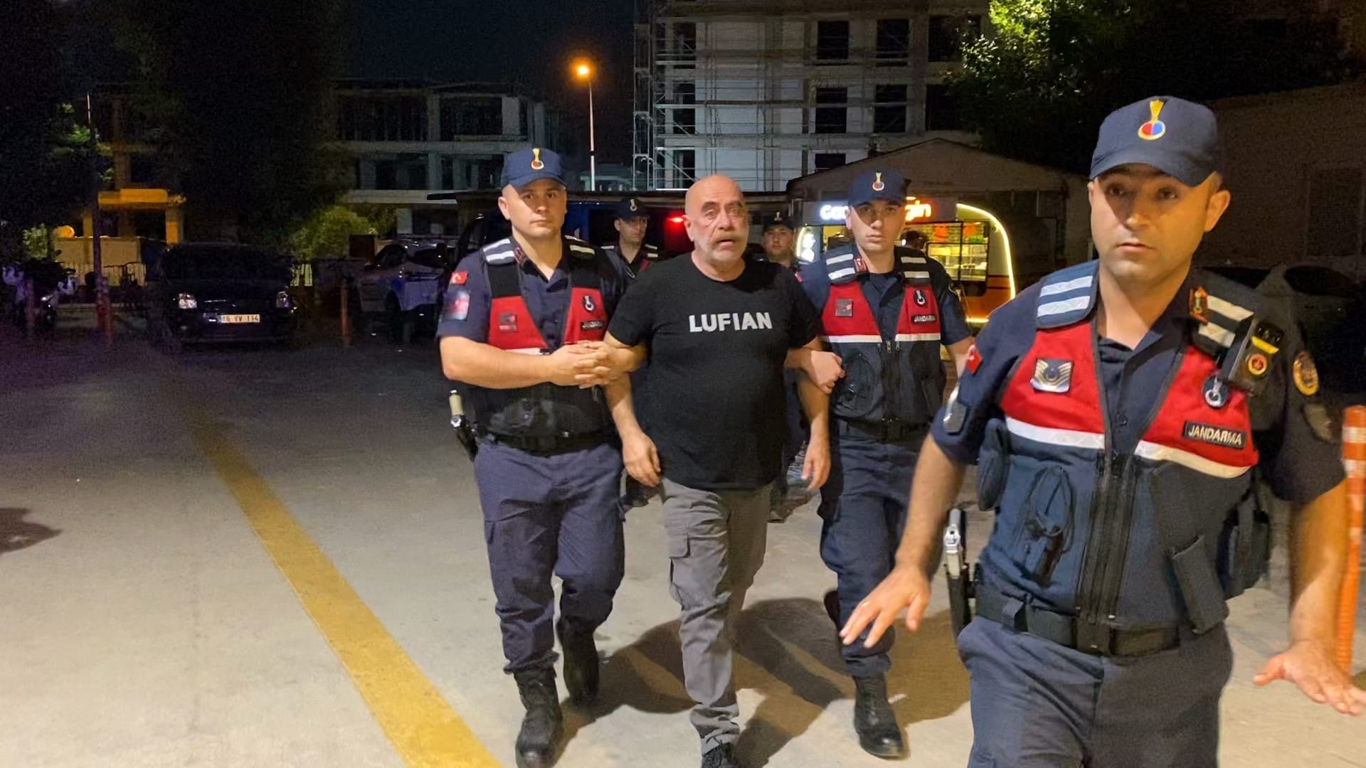 Adli kontrolle serbest kalan Ezel Akay'dan açıklama. "Mahkeme sonunda her şeyi öğreneceksiniz"